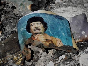 Một tấm ảnh ông Gaddafi bị đốt cháy ở Sirte (Nguồn: Reuters).